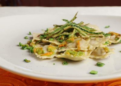 Ravioli ripieni di ricotta delcasaro fiori di zucca e cacio con julienne di zucchine liguri